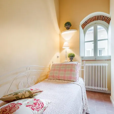 In Near Cathedral & Guinigi Tower Апартаменты