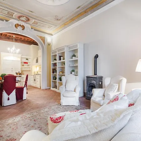 Spacious Next To Guinigi Tower Appartamento