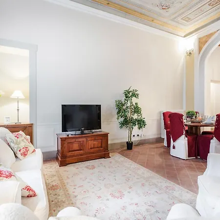 Spacious Next To Guinigi Tower Lucca
